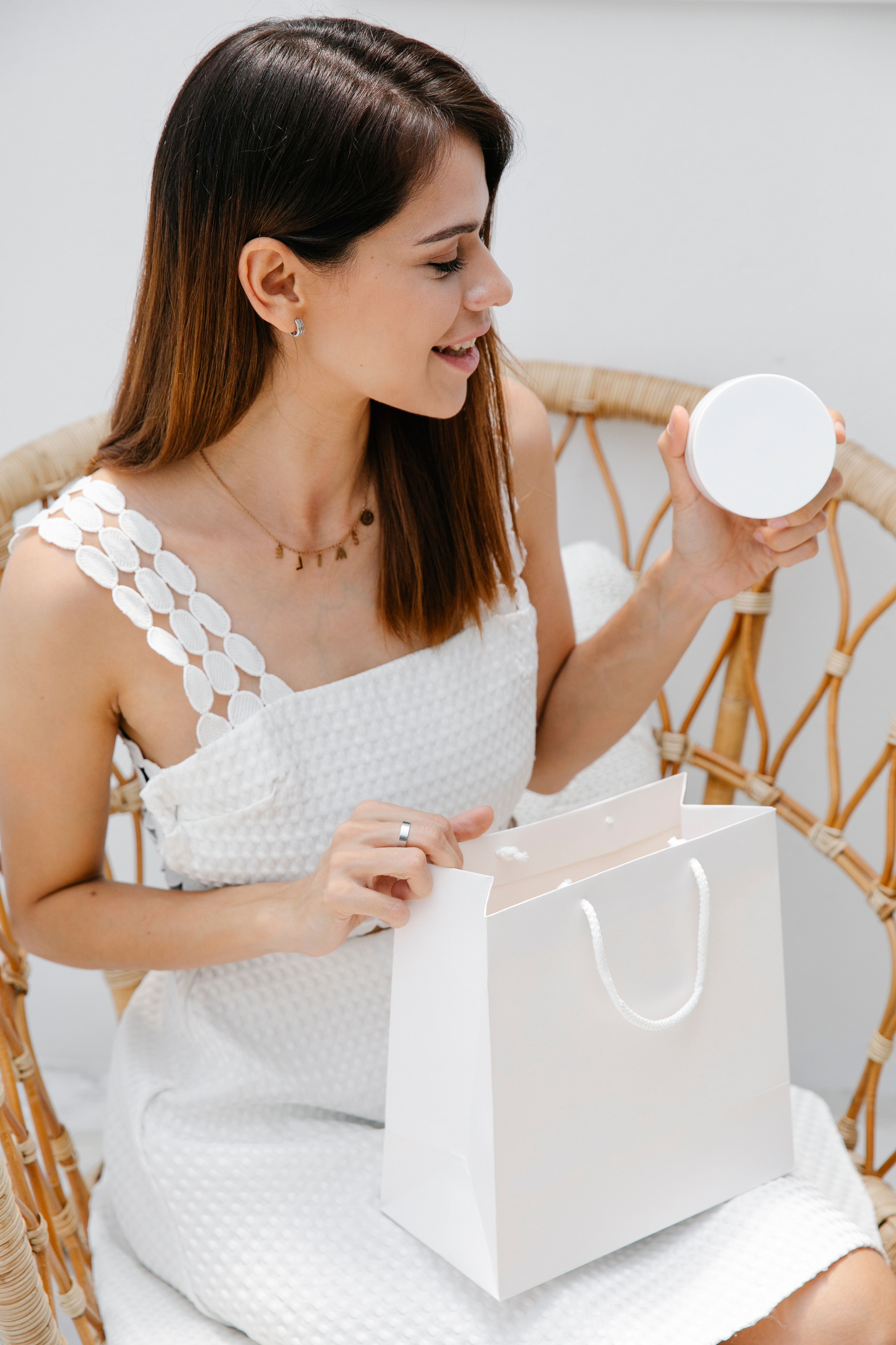 Cliente découvrant un produit de beauté Emile'S Boutik