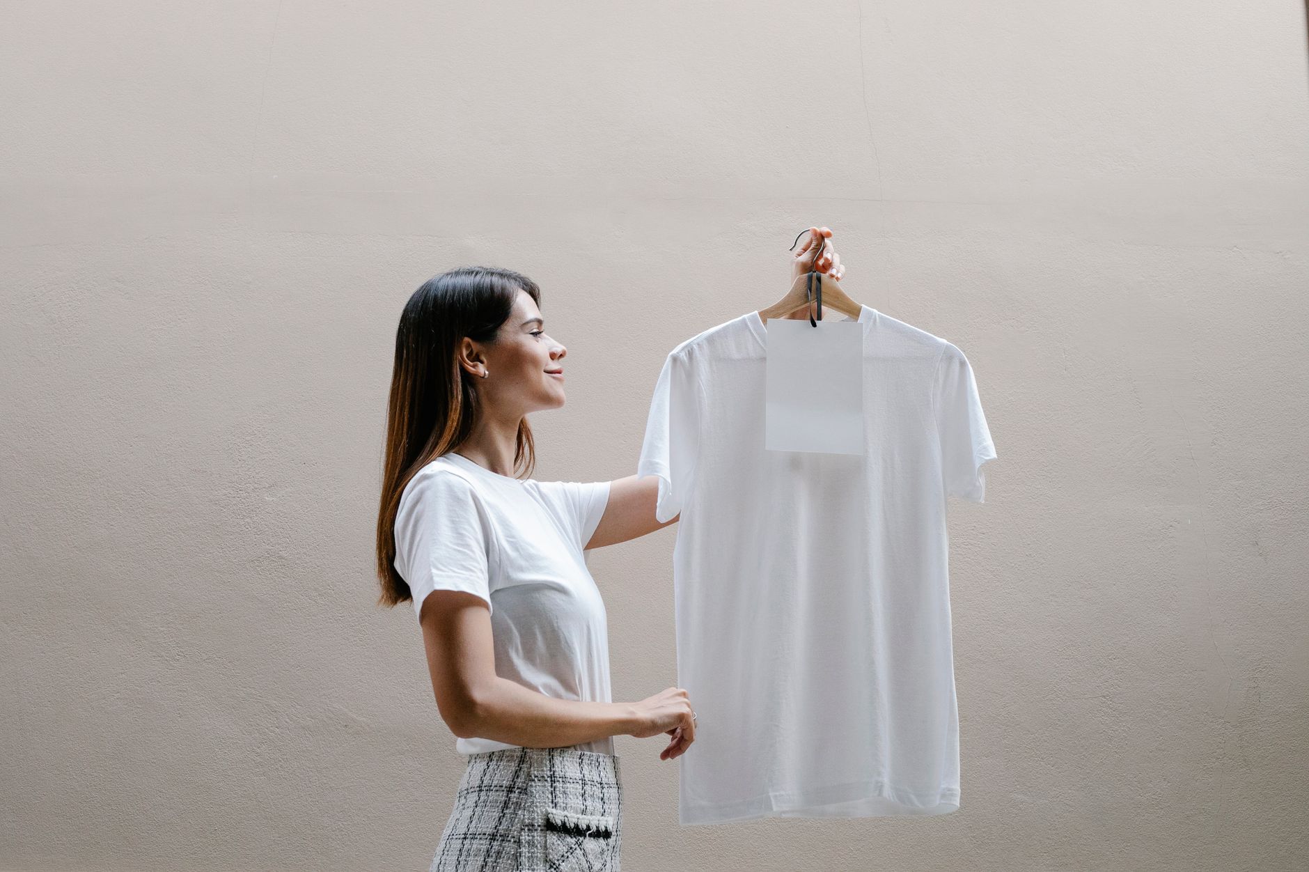 Créateur portant un t-shirt personnalisé avec flocage DTF réalisé avec DcomDTF