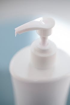 Close-up of a white lotion dispenser with a blurred background, perfect for skincare and beauty concepts.
