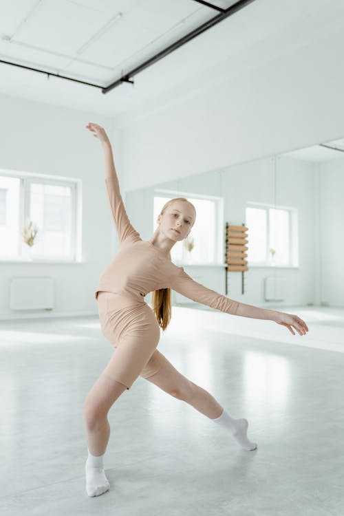 垂直拍摄, 女孩, 舞蹈室 的 免费素材图片