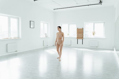 Základová fotografie zdarma na téma agilní, bílá podlaha, figura
