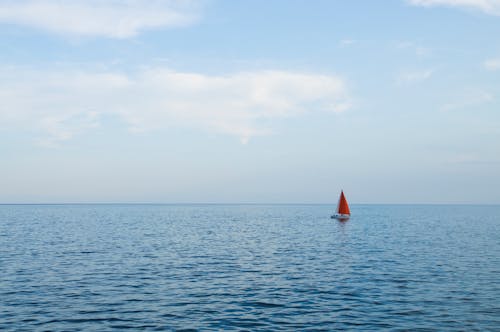 Gratis Perahu Layar Oranye Di Perairan Foto Stok
