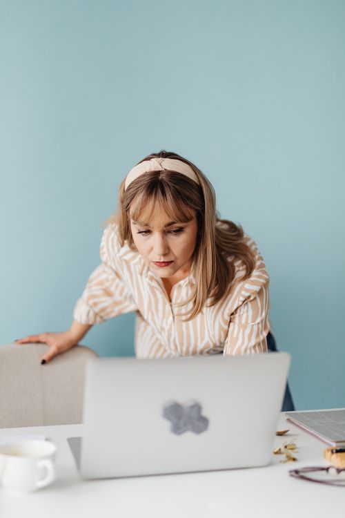 Free Professional woman concentrating on her work in a modern office environment. Stock Photo