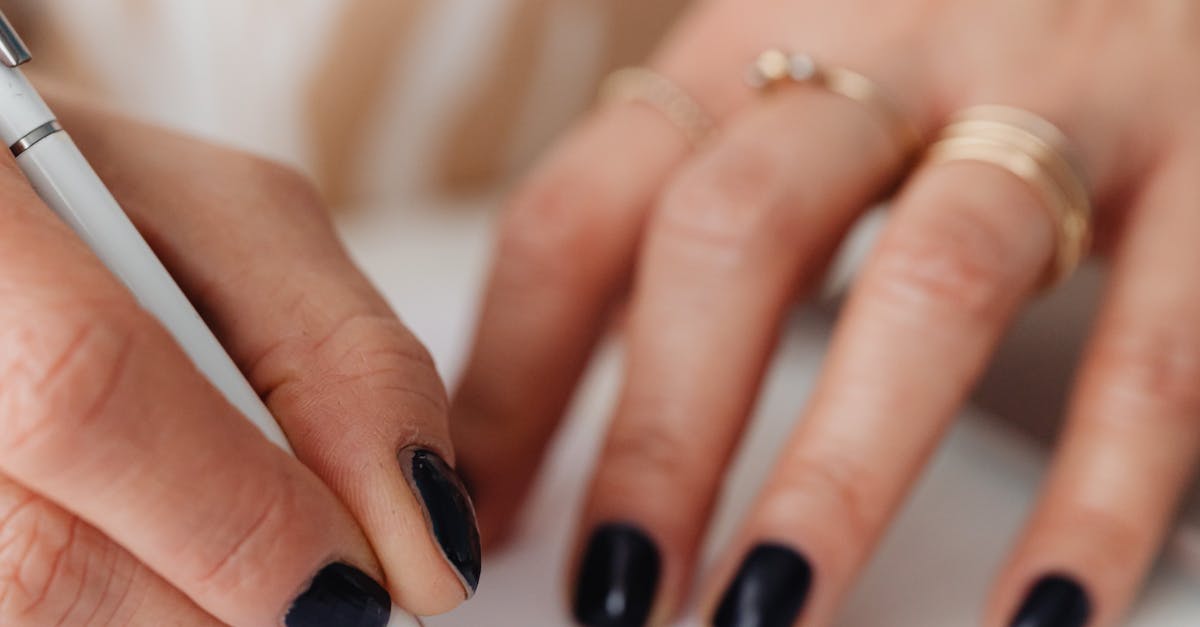 How to spin a pen your fingers