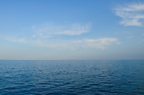 免費 藍色的水在白雲下 圖庫相片