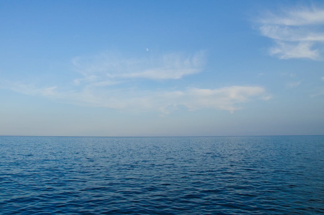無料 白い雲の下の青い水域 写真素材