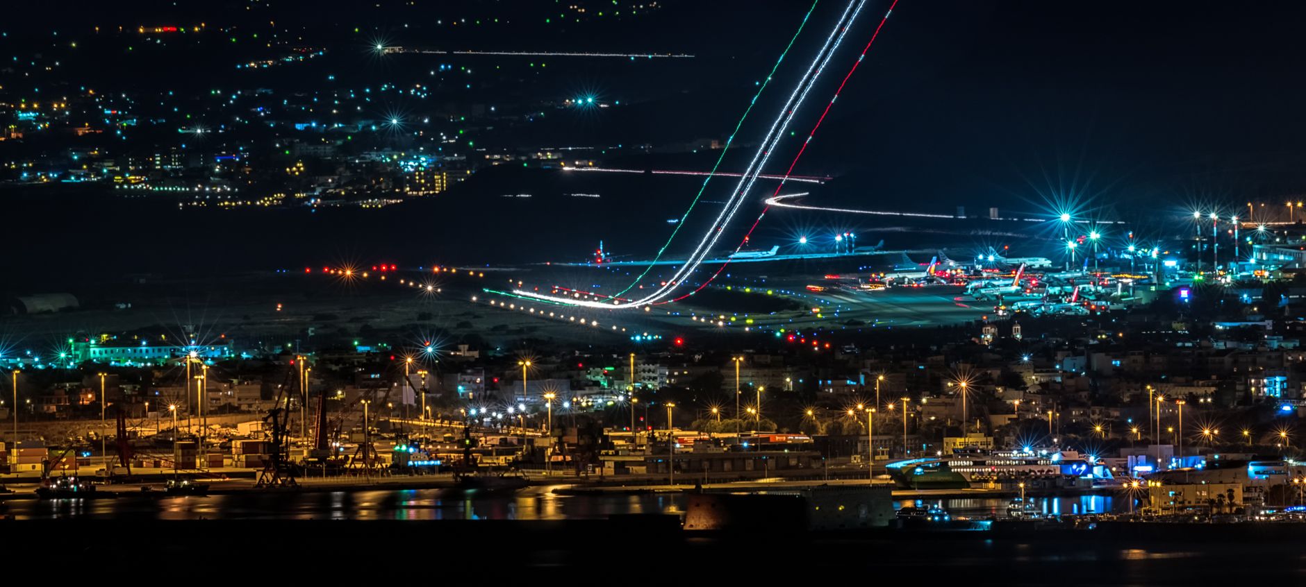 Gece vakti pistte acil iniş yapan yolcu uçağı