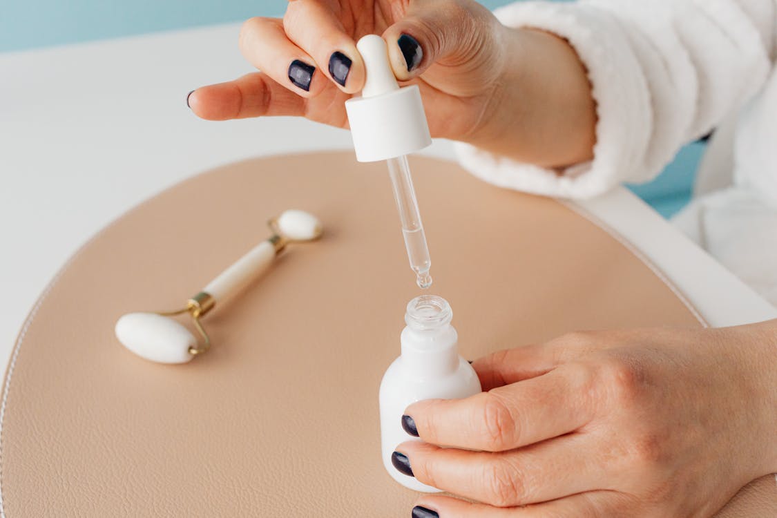 Free Close-up of Woman Holding a Pipette with Cosmetic Product Stock Photo