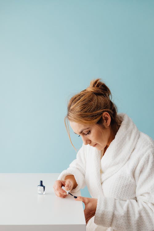 Fotos de stock gratuitas de bata de baño, esmalte de uñas, mujer