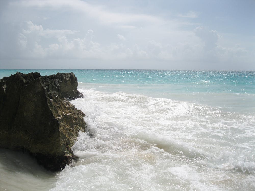 무료 바다 근처 회색 암석 스톡 사진