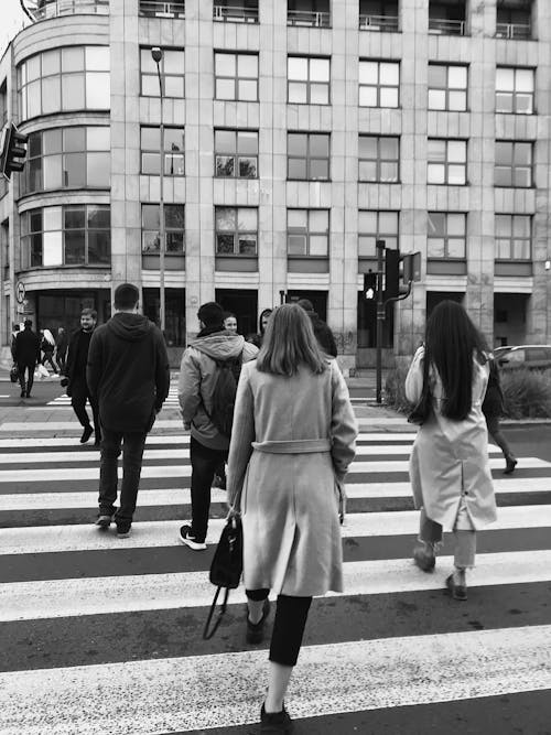 Fotobanka s bezplatnými fotkami na tému chôdza, čierna a biela, čiernobiely