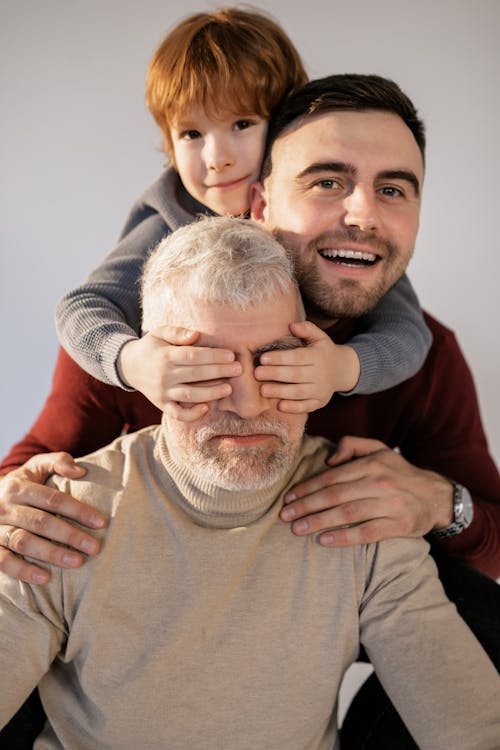 Gratis Hombre De Suéter Marrón Que Lleva Al Hombre De Suéter Rojo Foto de stock