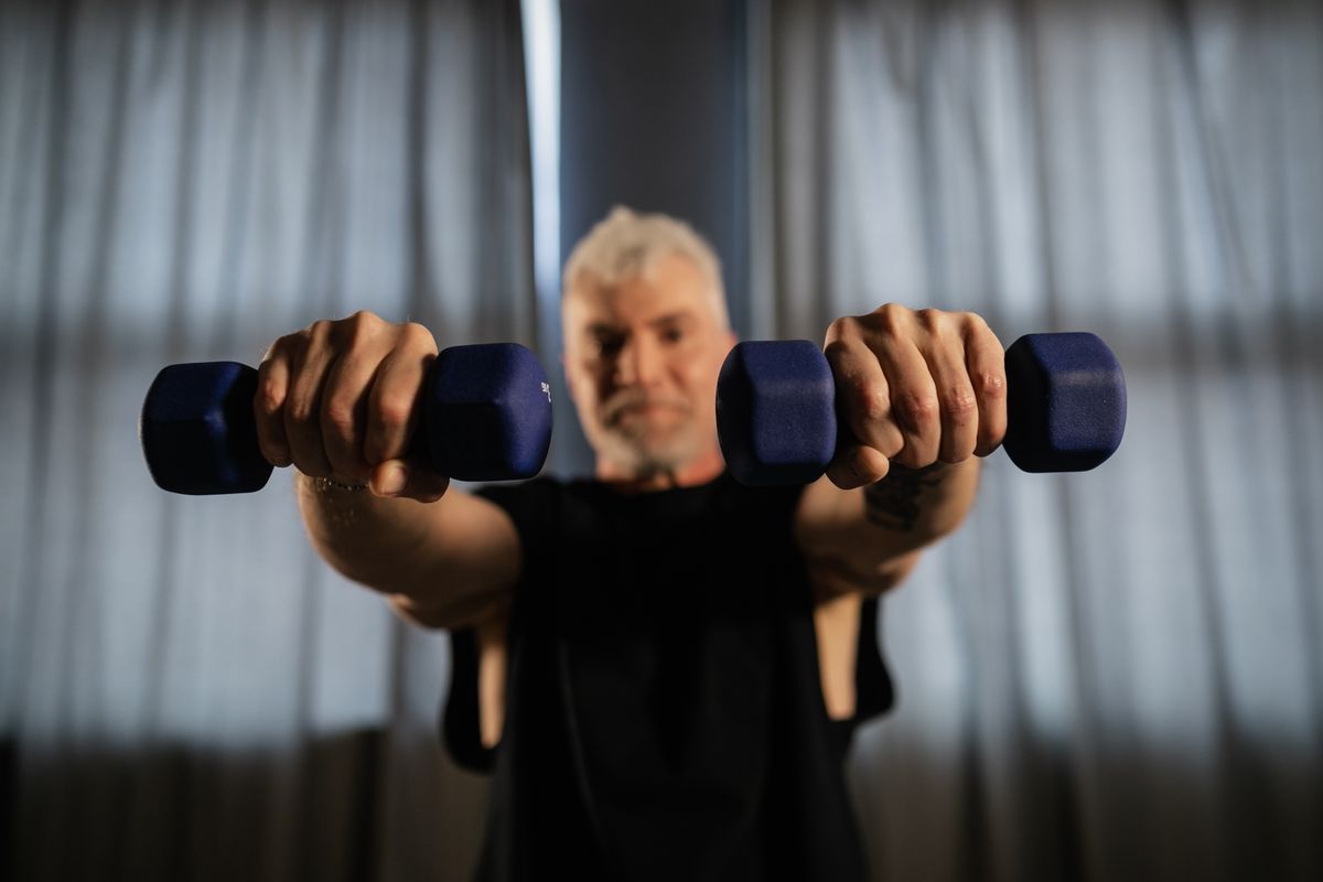 Entrenador personal para adultos mayores en Medellín: fuerza, equilibrio y autonomía