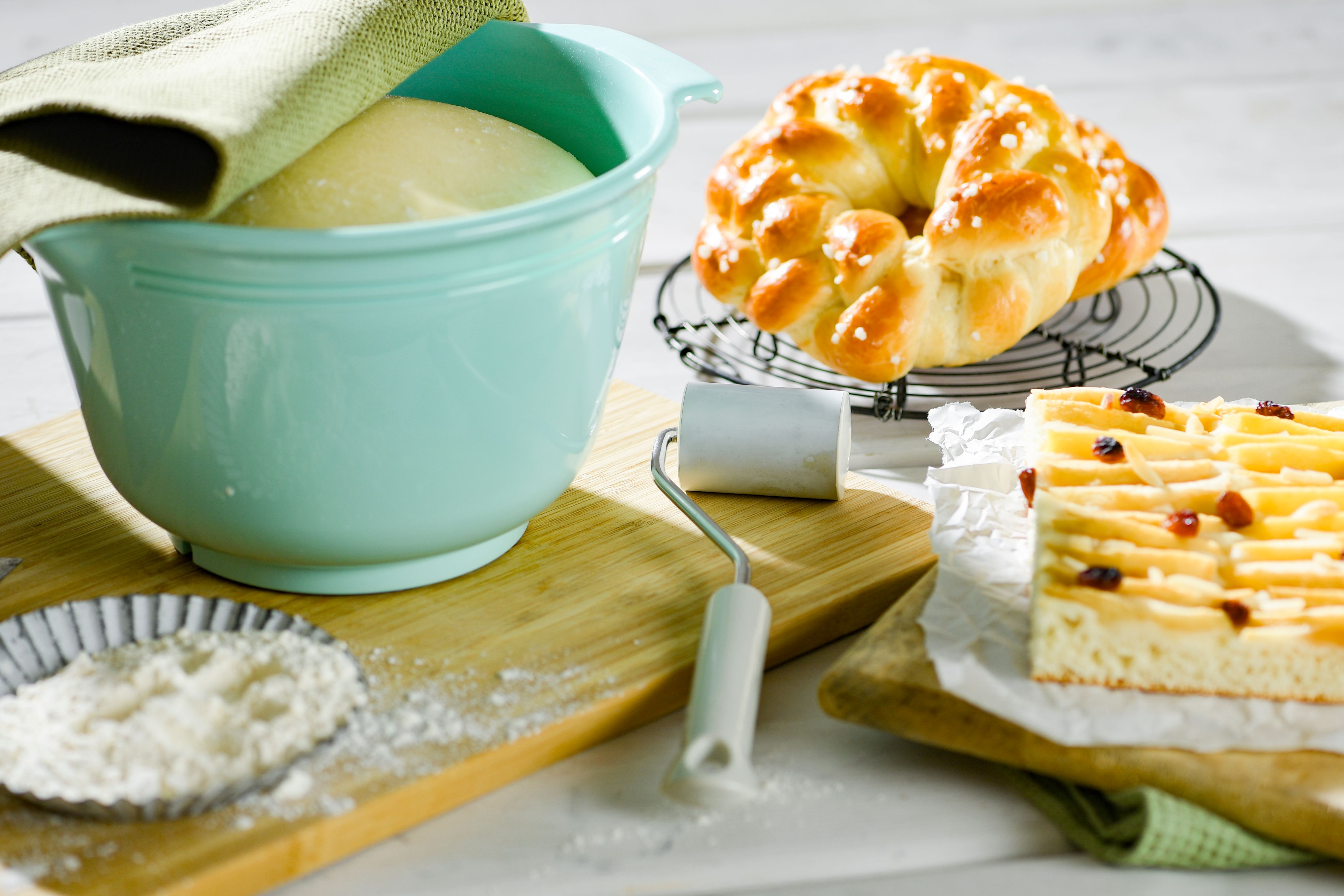 Belga gaufre de Liège – karamellizált cukorgyöngyös vafli – brioche dough preparation mixing bowl