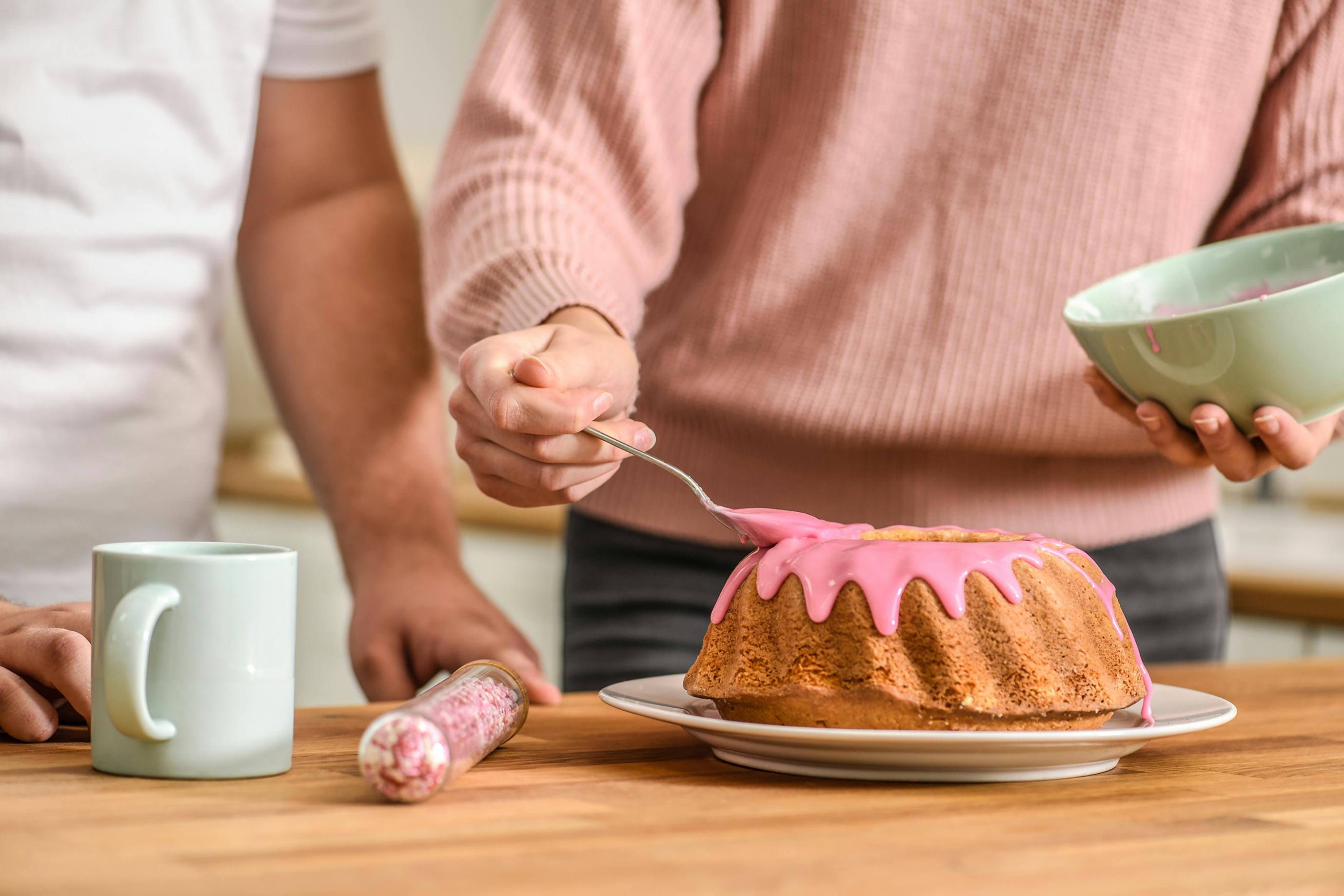 Woman putting cake into oven of kitchen Stock Photo - Alamy