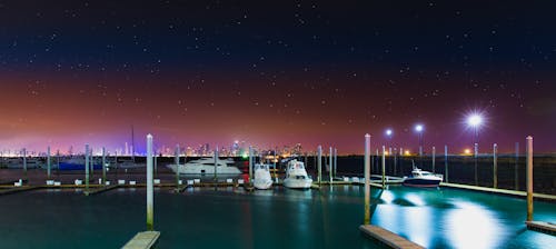 Yate Blanco En El Muelle Durante La Noche