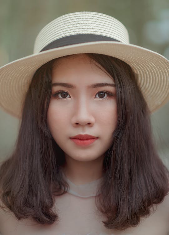 Femme Portant Une Casquette Brune