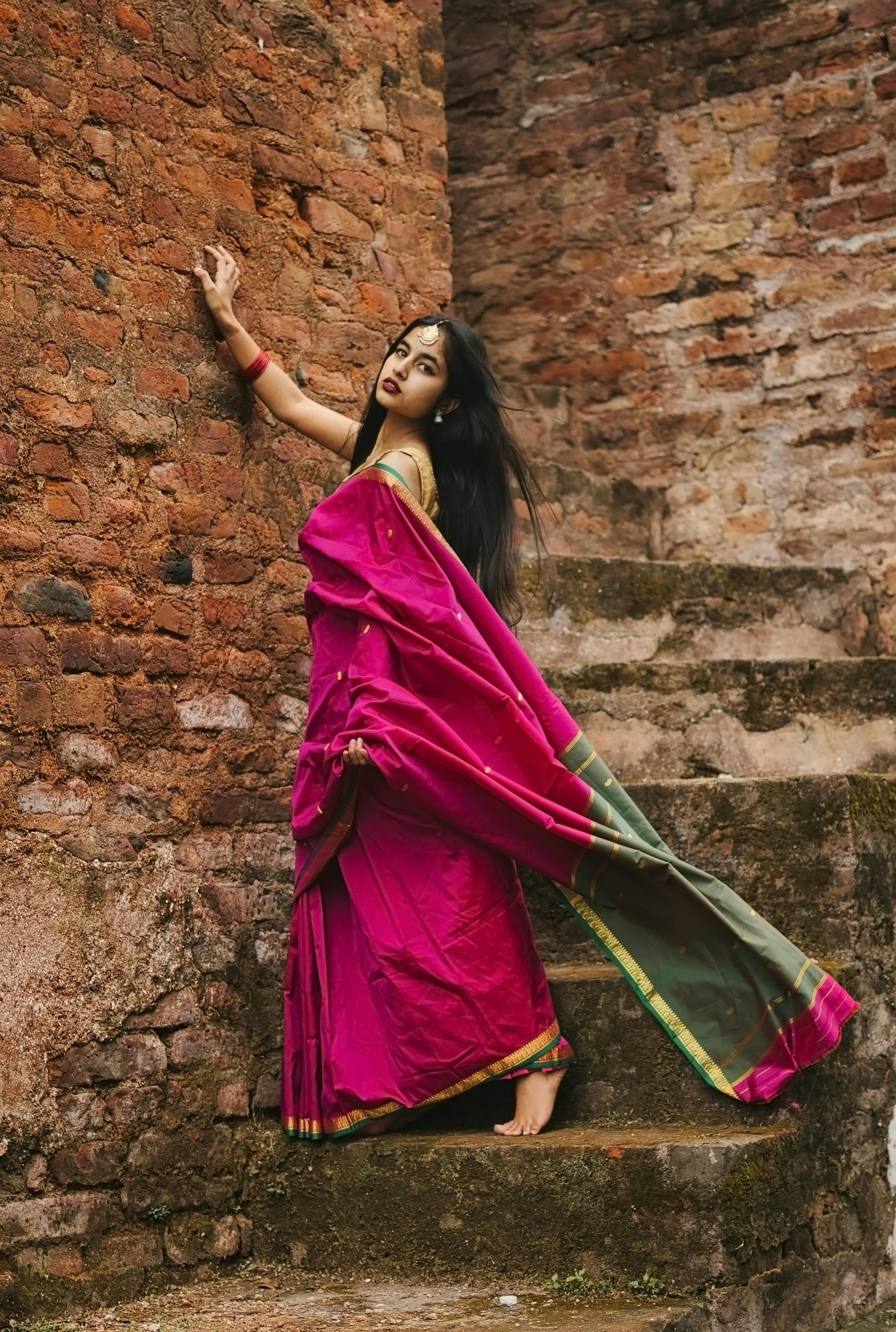 Saree❥ vibes, desi vibes.🖤 . . . . Pc---- @creative.foto.factory ꧁༺  𝙩𝙝𝙖𝙣𝙠 𝙮𝙤🅄༻꧂ . . . #saree #sareel... | Instagram