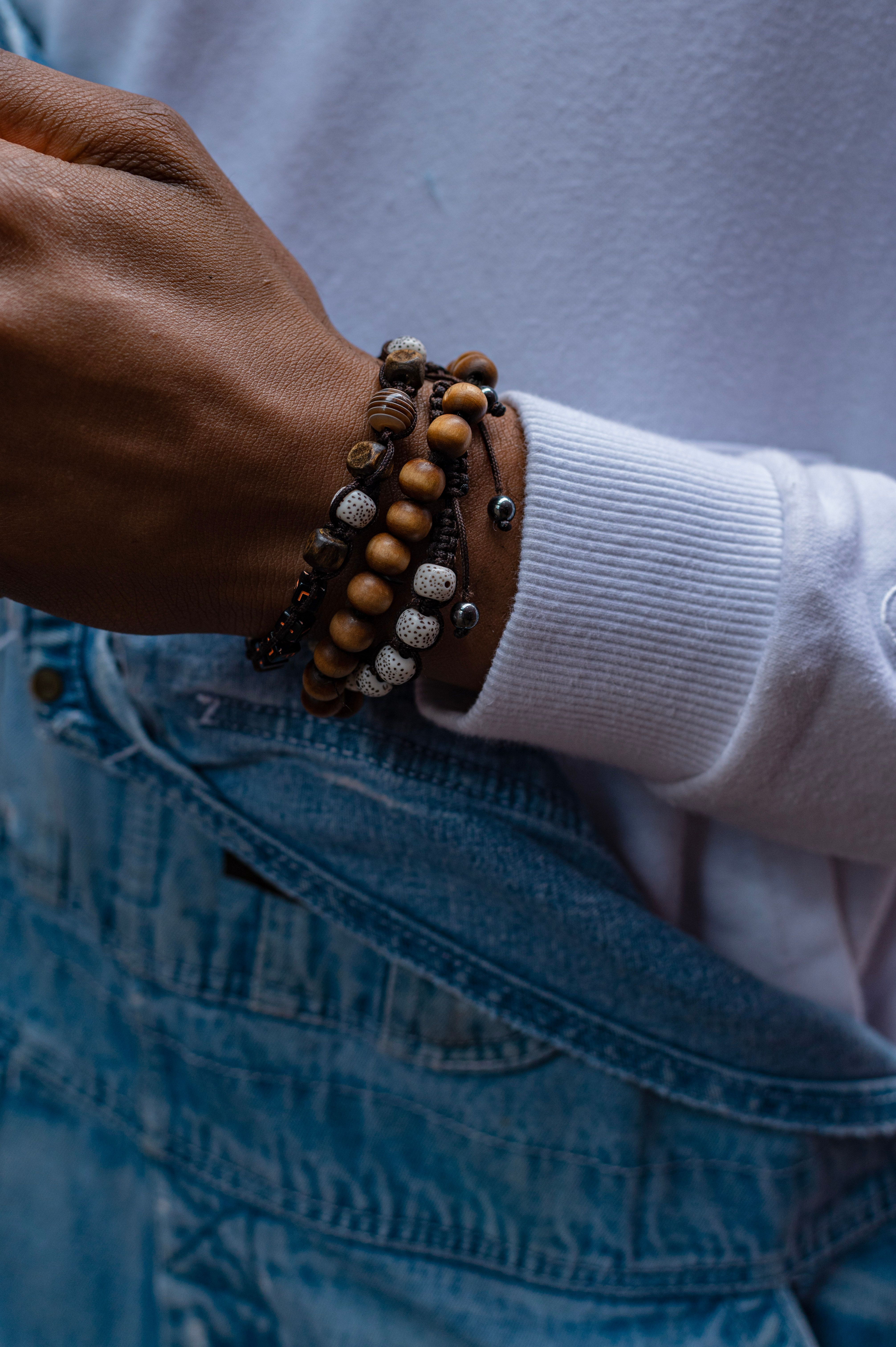 Poignet portant plusieurs bracelets de perles.