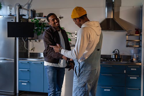 Gratis stockfoto met afro-amerikaanse mannen, begroeting, binnen