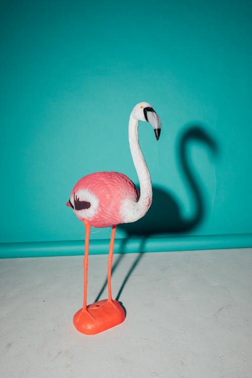 Imagine de stoc gratuită din figurină, flamingo, fundal albastru