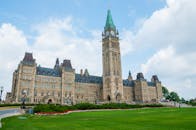 这张令人惊叹的照片展示了加拿大渥太华议会山的哥特复兴式建筑，天空晴朗