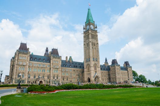 这张令人惊叹的照片展示了加拿大渥太华议会山的哥特复兴式建筑，天空晴朗