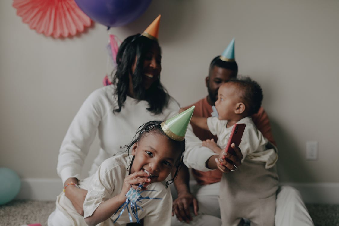 Foto Van Kinderen En Ouders Die Samen Een Verjaardag Vieren