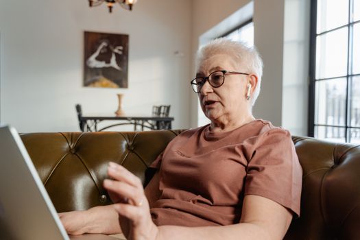 mature woman learning online AI technology home laptop
