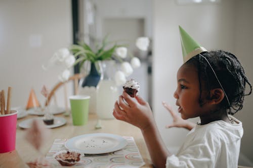 Foto profissional grátis de afro-americano, bolinho, chapéu de festa