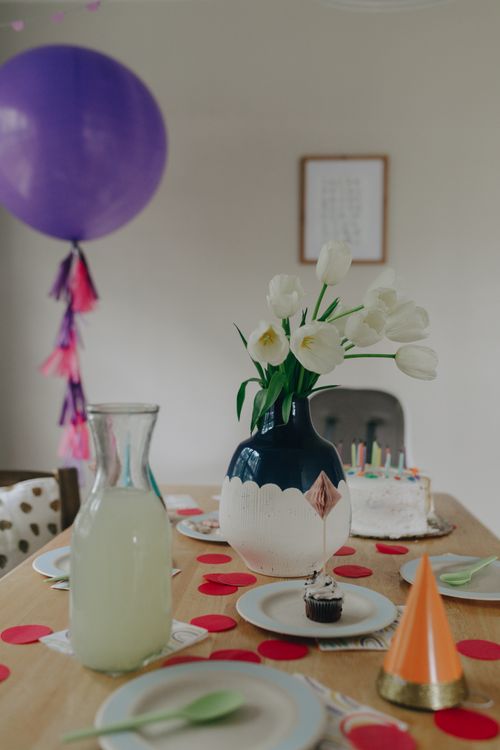Free A vibrant party table with birthday cake, lemonade, and festive decorations. Stock Photo