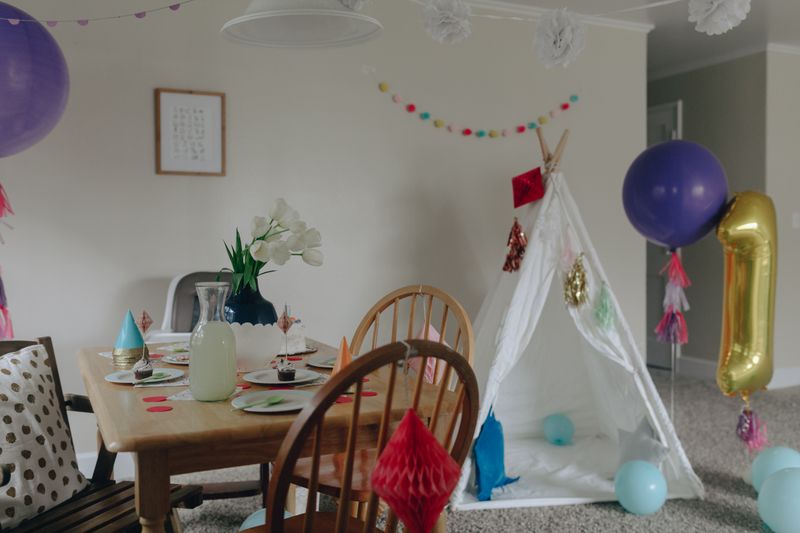 A room decorated for a kids birthday party with festive decorations