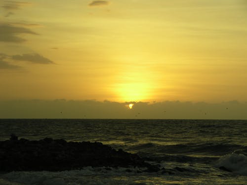 Foto stok gratis matahari terbenam keemasan, pantai
