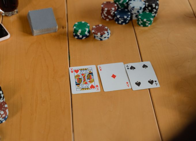 Online Casino: Spielautomaten und Live-Spiele im Überblick