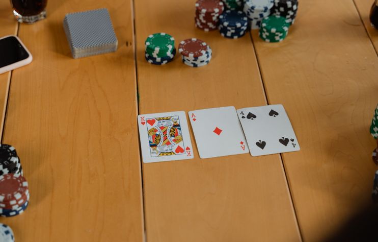 Online Casino: Spielautomaten und Live-Spiele im Überblick