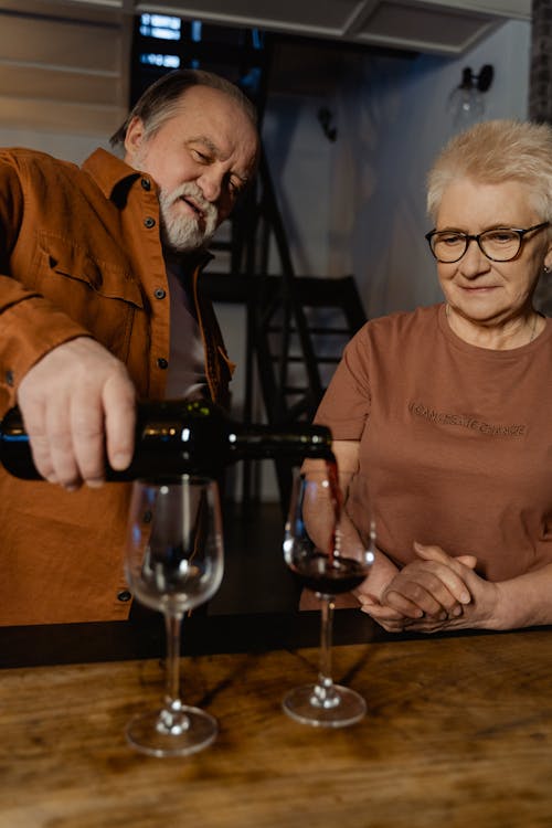 Immagine gratuita di anziano, bevanda, bicchieri di vino