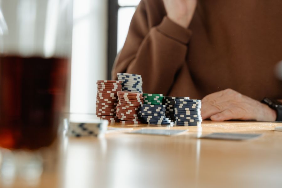 Pokerfiches en speelkaarten op een casinotafel