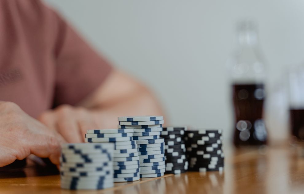 Online Spielautomaten mit verschiedenen Themen auf einem Tablet Bildschirm