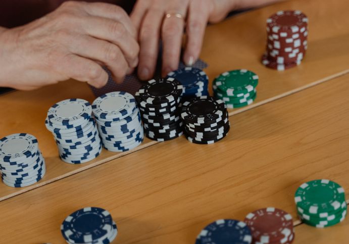 Online Casino: Spielautomaten und Live-Spiele im Überblick