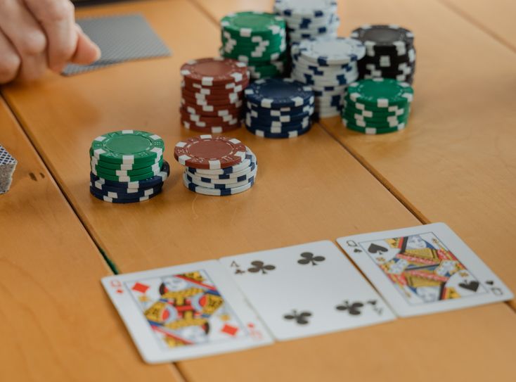 Online Casino: Spielautomaten und Live-Spiele im Überblick