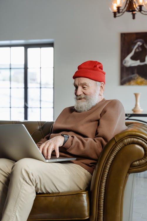 Free Gratis stockfoto met bejaarde man, bejaarden, computer Stock Photo