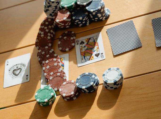 Online Casino: Spielautomaten und Live-Spiele im Überblick
