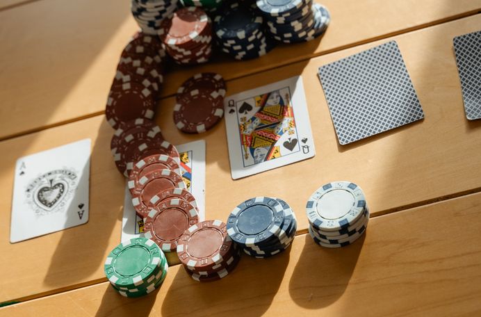 Online Casino: Spielautomaten und Live-Spiele im Überblick