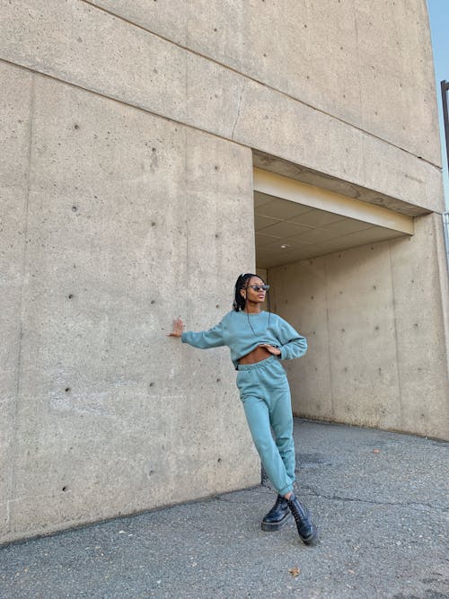 afrikalı-amerikalı kadın, dikey atış, duvar içeren Ücretsiz stok fotoğraf