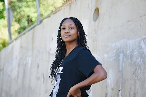 Foto d'estoc gratuïta de afroamericà, cabells trenats, camisa negra