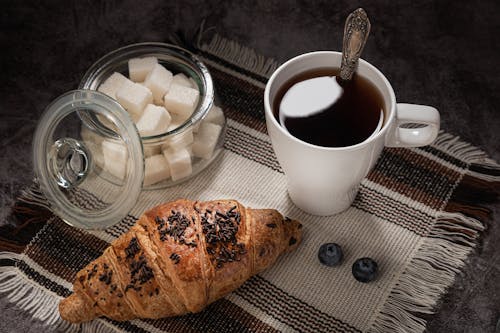 Ilmainen kuvapankkikuva tunnisteilla croissant, kahvi, kofeiini