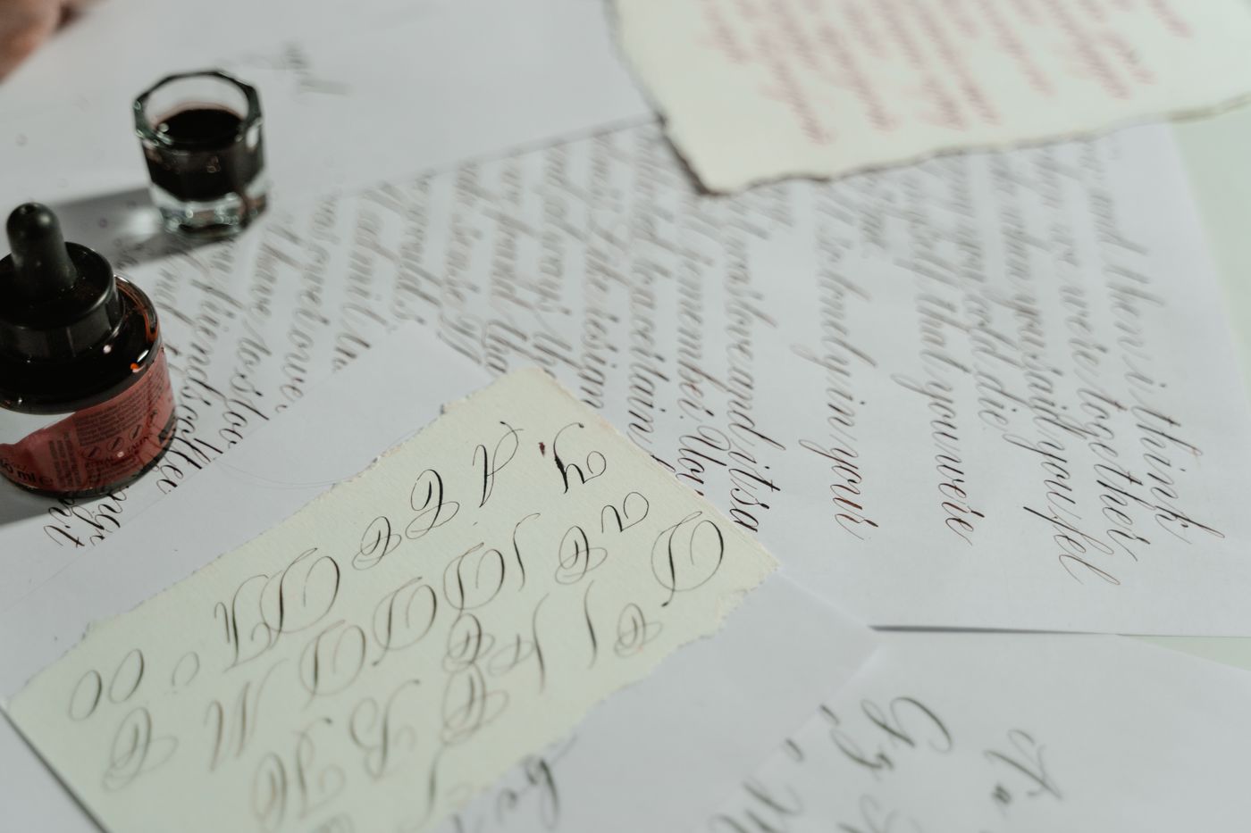 Courrier manuscrit et enveloppes posés sur un bureau