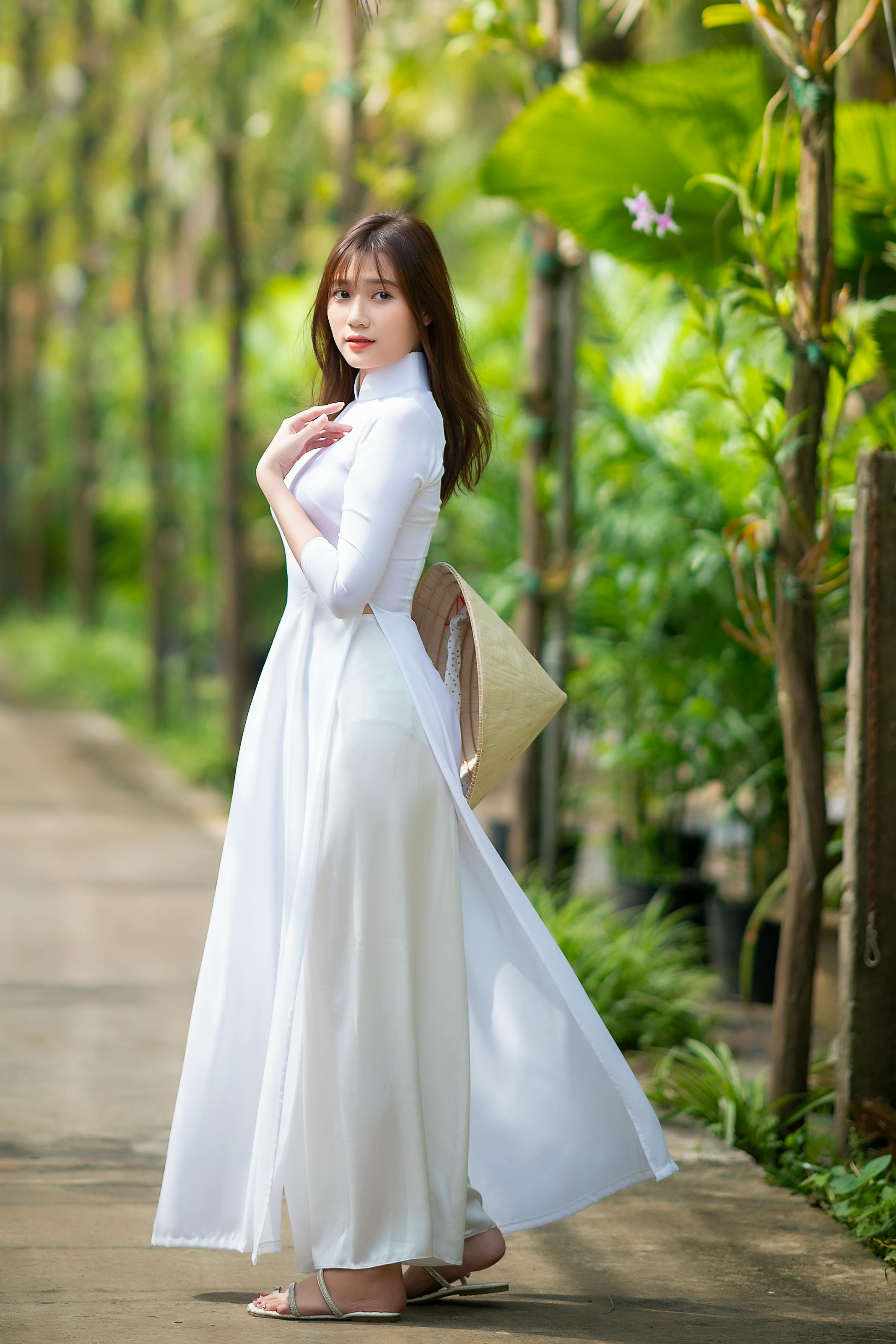 15 Beautiful Models of White Frocks for Women and Kid Girl