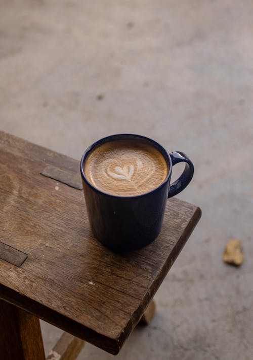 Základová fotografie zdarma na téma caffè latte art, detail, dřevěná lavička