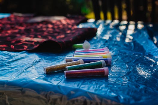 这张桌上五颜六色的闪光管特写，非常适合工艺项目